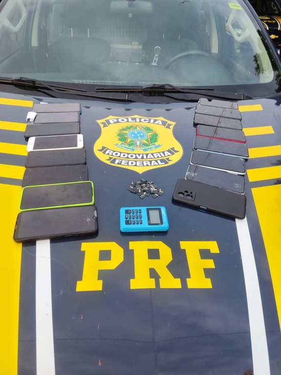 Homens são presos durante abordagem da PRF após vítimas ligarem para celulares furtados que estavam com eles