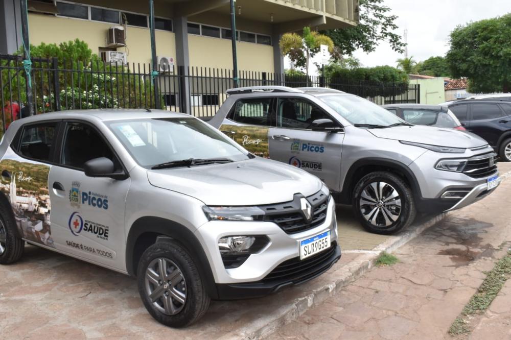Prefeito Gil Paraibano faz entrega de dois carros novos para a Secretaria de Saúde