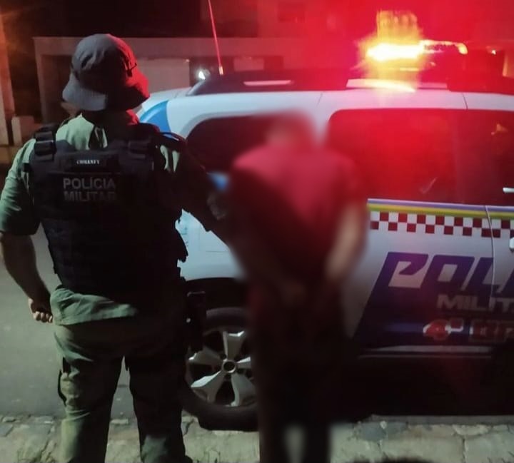 Homem é preso após quebrar porta de vidro de loja e cometer furto em Picos