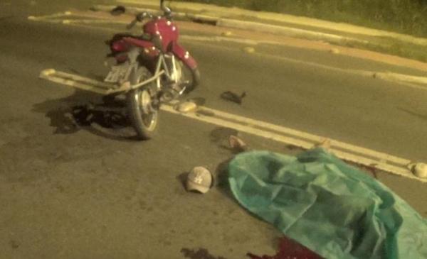 Jovem realiza assalto, é perseguido e morre ao bater moto em poste