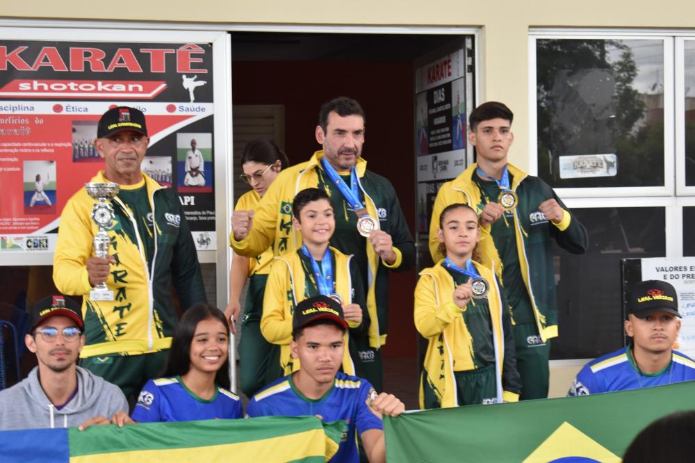 Prefeitura de Picos promove carreata para receber atletas picoenses vitoriosos no Campeonato Mundial de Karatê