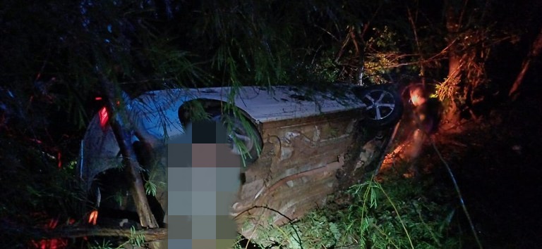 PRF resgata idoso que estava preso nas ferragens de um veículo tombado na BR-316, em Picos 