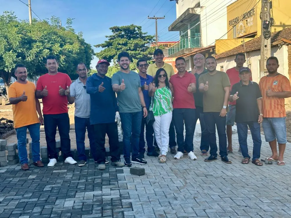 Hugo Napoleão: Prefeito Luciano e equipe visitam obra de pavimentação da Avenida Petrônio Portela