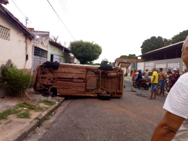Bandido é perseguido, troca tiros com a polícia, capota carro e morre após ser baleado em THE