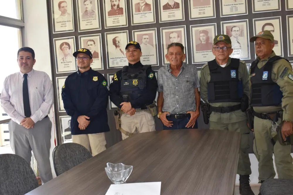 Prefeito Gil Paraibano realiza reunião com representantes da PRF e PM para tratar sobre a segurança pública do município