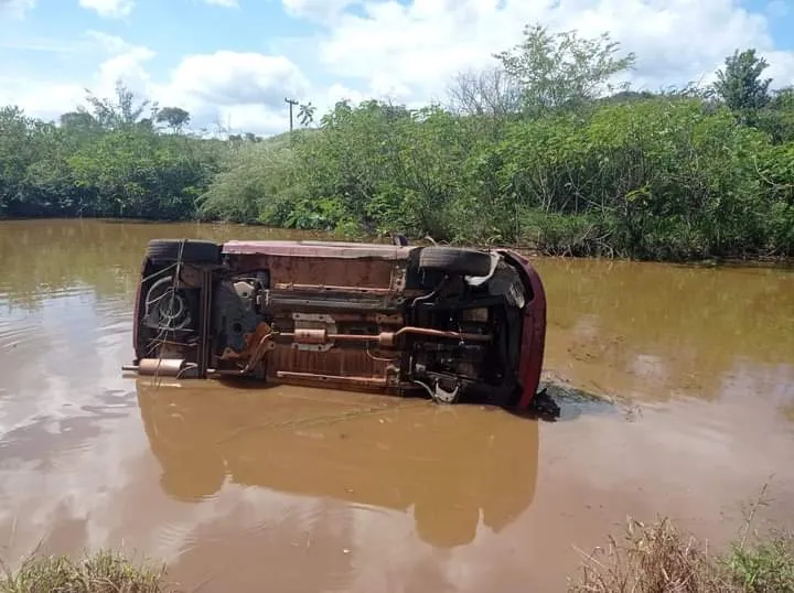 Acidente com professor deixa carro totalmente destruído na zona rural de São Pedro Piauí; imagens