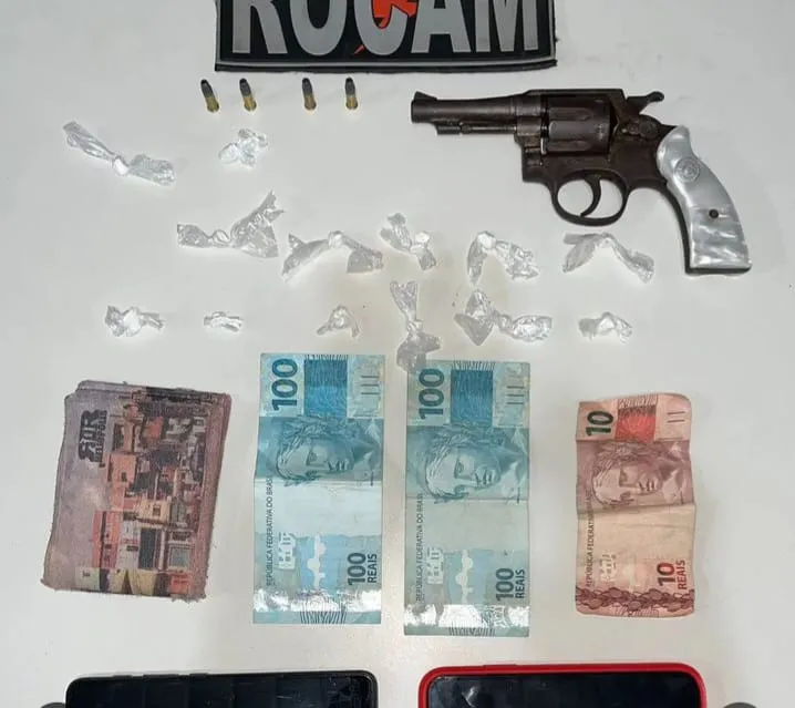 Polícia flagra dupla em uma motocicleta com arma e drogas em Picos