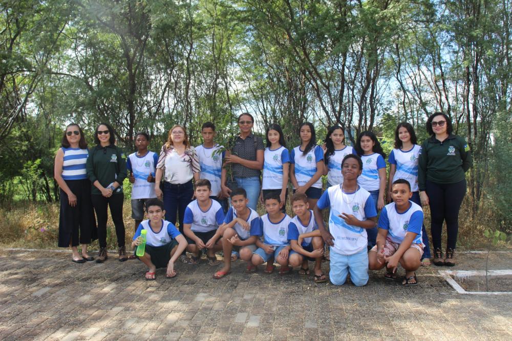 Prefeitura de Picos realiza plantio de mudas com alunos da escola municipal Justino Luz
