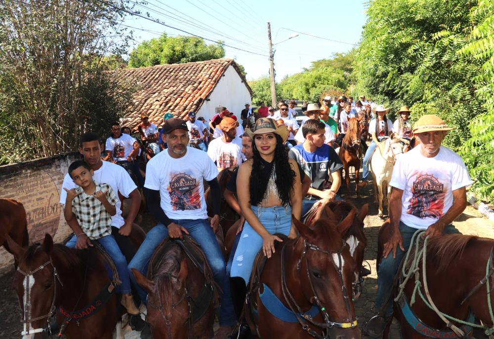 Tradicional Cavalgada dos Amigos marca abertura do festejo de Olho D’Água do Piauí; imagens