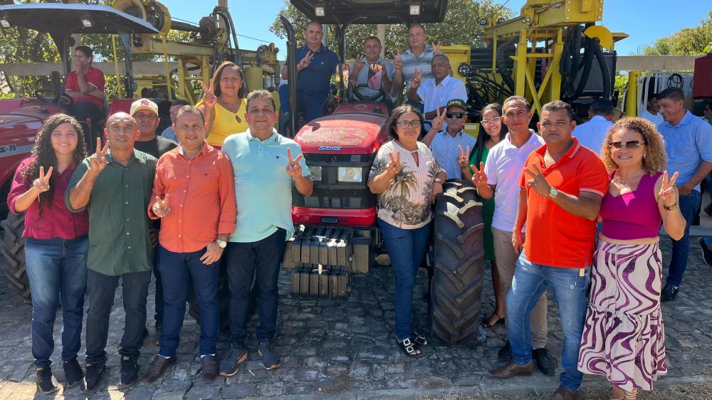 Jardim do Mulato recebe trator com implementos agrícolas da Codevasf