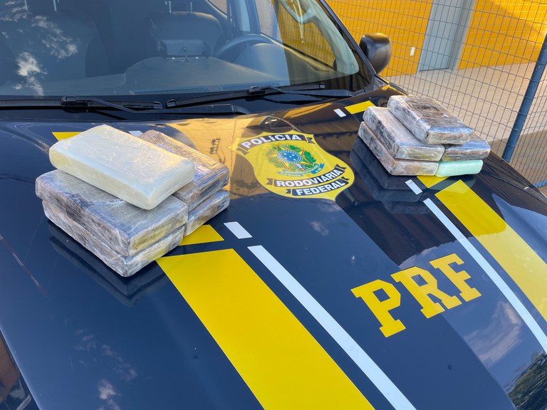 PRF apreende quase 11 kg de cocaína em malas dentro de ônibus na BR-316
