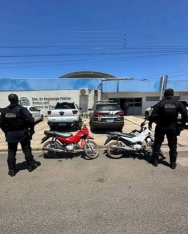 Polícia Militar prende dupla em motocicleta adulterada em Picos; um deles é foragido da justiça por homicídio em 2015