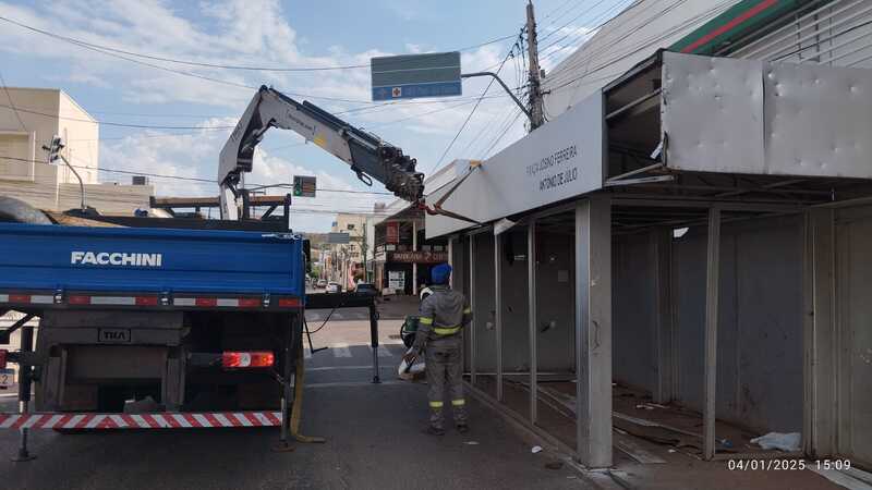 Secretaria de Trânsito realiza remoção de paradas de ônibus sem funcionamento