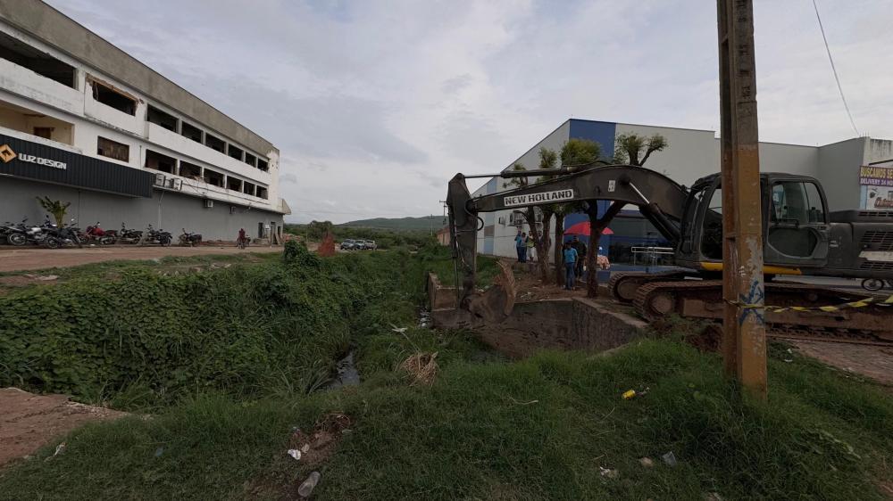2° BEC de Teresina presta apoio a picoenses e envia escavadeira para desobstrução de bueiros