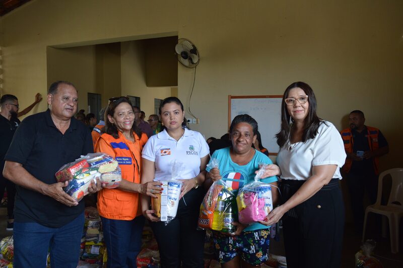 Cestas básicas, kits de limpeza e higiene pessoal são entregues aos moradores do bairro Paroquial atingidos pelas chuvas