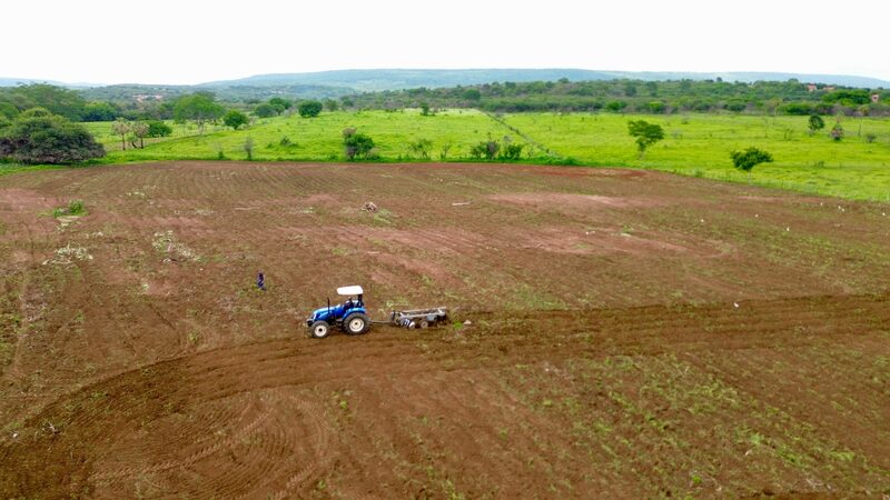 Prefeitura de Picos beneficia pequenos agricultores com máquinas para aração de terras