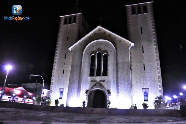 No Piauí, casais são flagrados fazendo sexo na porta de igreja; vídeo