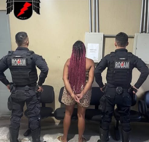 PM prende mulher suspeita por posse ilegal de arma de fogo e tráfico de drogas em Picos
