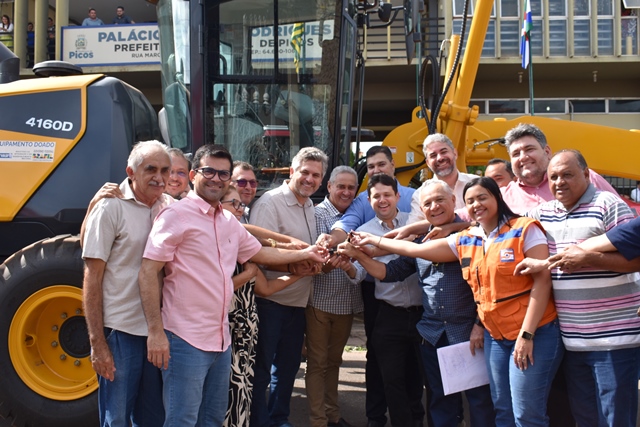 Dr. Pablo Santos entrega maquinário pesado para Prefeitura de Picos