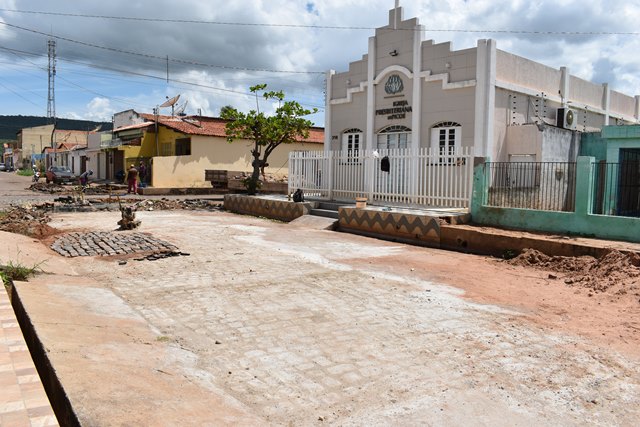 Prefeitura de Picos realiza obra de recuperação de calçamento na Rua Armínio