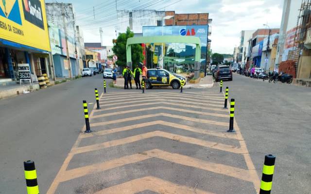 Secretaria de Trânsito de Picos posiciona cones de sinalização entre as Ruas Santo Antônio e São José