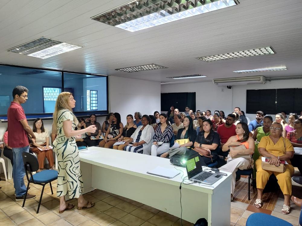 Gestores escolares participam de encontro para alinhamento de reordenação e educação de tempo integral em Picos