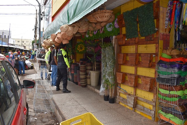 Prefeitura de Picos notifica comerciantes para desobstruírem calçadas tomadas por mercadorias
