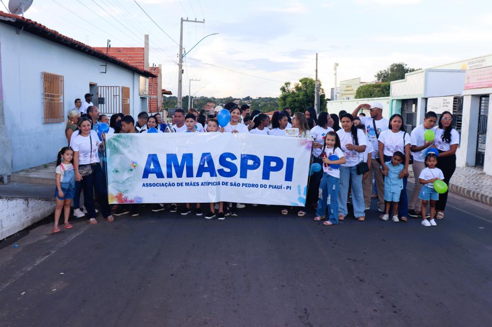 Caminhada alusiva ao Dia do Autista reúne populares e artistas em São Pedro do Piauí