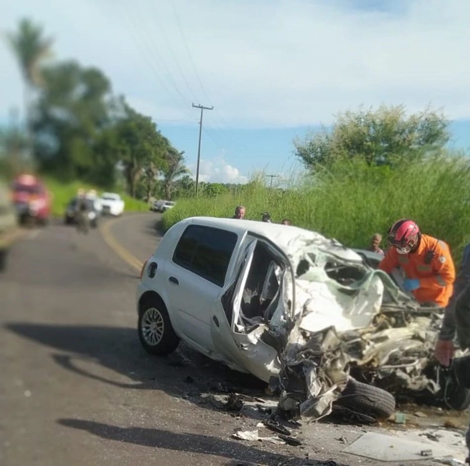 Motorista de 69 anos morre e outras pessoas ficam feridas após colisão entre carro e van na PI-112