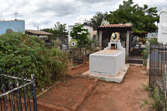 Prefeitura de Picos intensifica a limpeza dos cemitérios para visitação do Dia das Mães