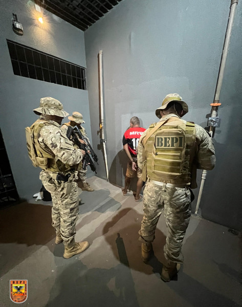 Polícia Militar prende foragido do sistema prisional empor tráfico de drogas e apreende entorpecentes em Picos