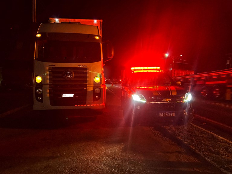PRF recupera caminhão com registro de roubo durante fiscalização em Picos