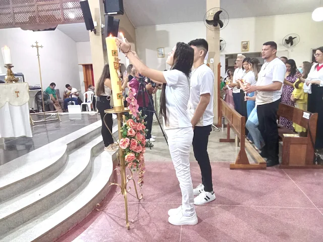 Jovens e adultos da paróquia São Francisco de Assis recebem o Sacramento da Crisma, em Picos
