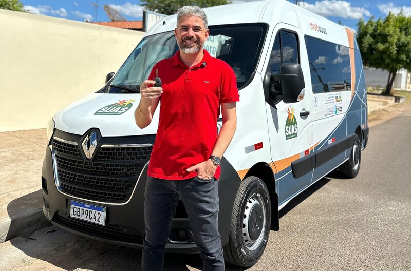 Município de Picos adquire van para a Secretaria de Trabalho e Assistência Social