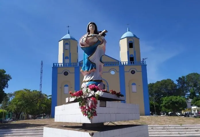 Mulher é presa após depredar Igreja Matriz em Valença do Piauí; postes foram arrancados e estrutura danificada