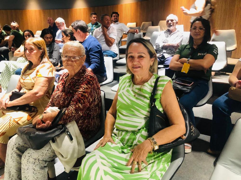 Secretária Fátima Sá participa de reunião em Picos com representantes do Agroamigo