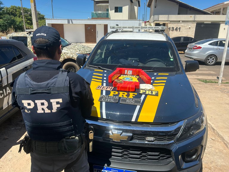 PRF flagra carro com maconha escondida debaixo do banco do passageiro na BR-407, em Picos