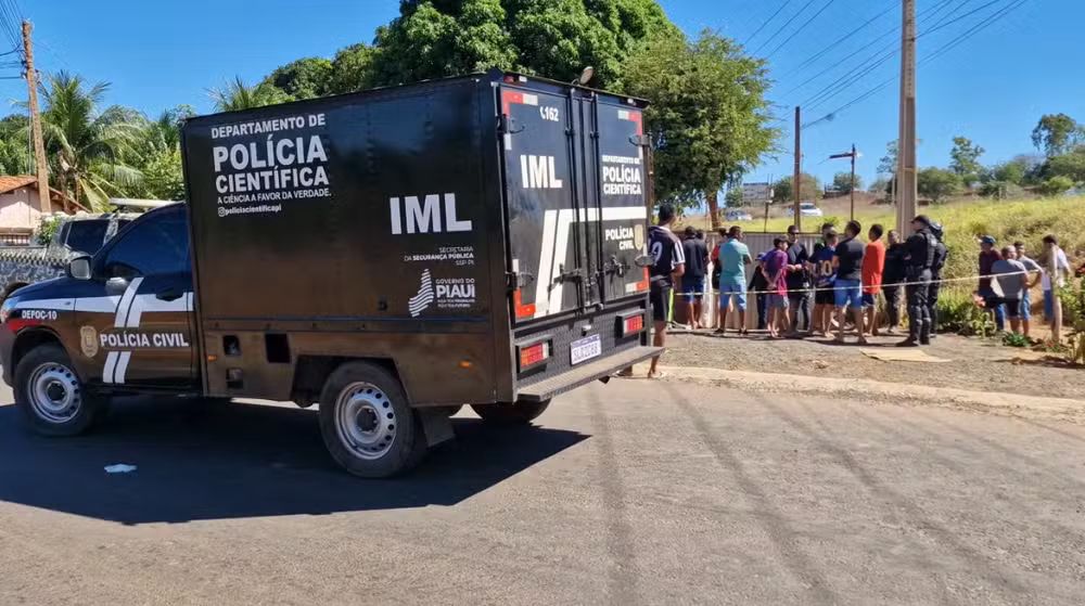 Jovem morre e pai fica ferido após serem baleados no Piauí; suspeito é preso e tem casa incendiada