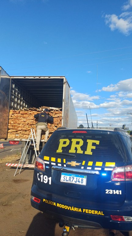 PRF apreende 32 m³ de madeira serrada transportada com documentação irregular em Picos