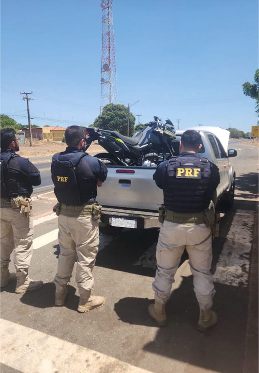 PRF flagra caminhonete roubada transportando moto também roubada