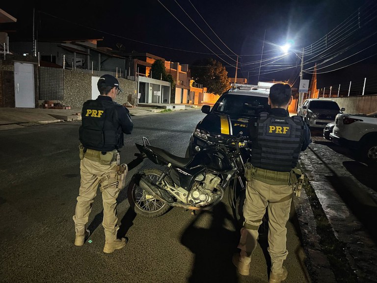 PRF recupera motocicleta com registro de furto e documento falso durante fiscalização em Picos 