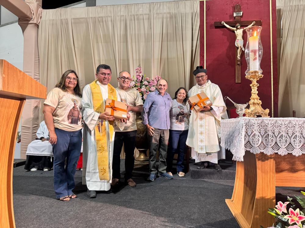 Fiéis participam da abertura do festejo de São Francisco de Assis no bairro Junco em Picos