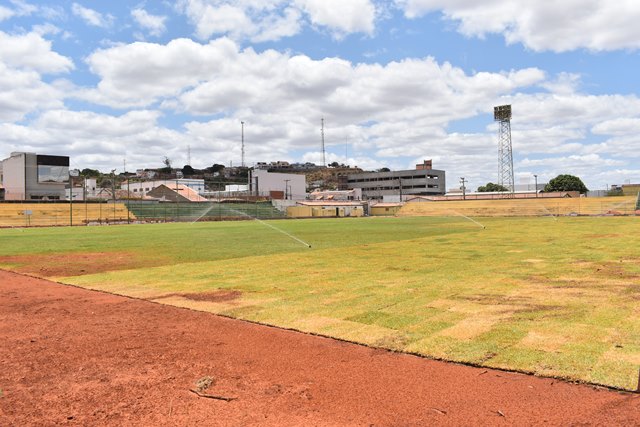 Reforma parcial do Estádio Helvídio Nunes de Picos avança com a implantação dos sistemas de drenagem e de irrigação do gramado