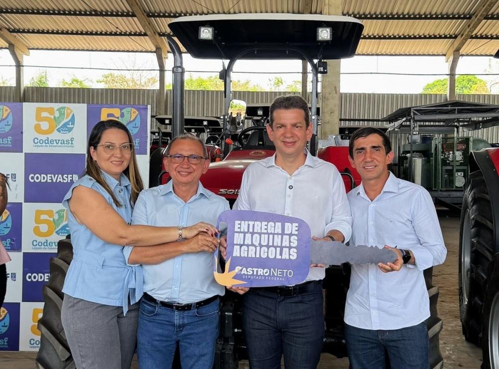 São Pedro do Piauí é contemplado com trator agrícola para fortalecer a agricultura familiar