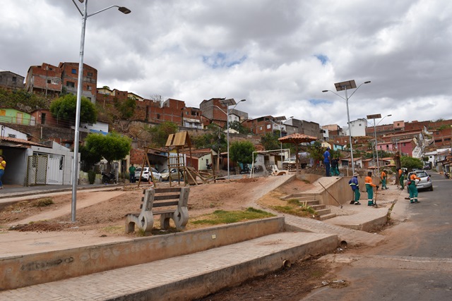 Prefeitura de Picos implanta postes com placa de energia solar e realiza mutirão de limpeza na Praça do Bairro Paroquial