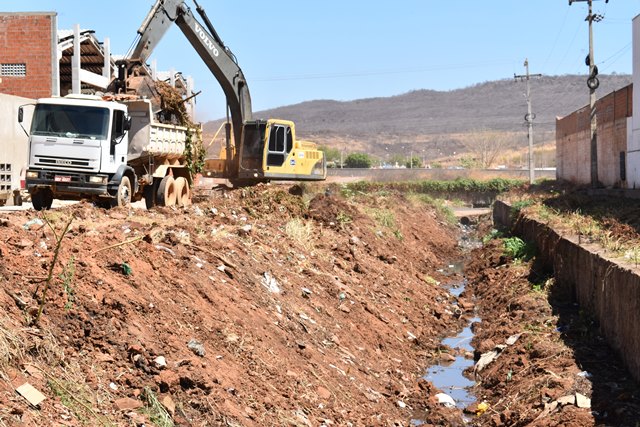 Prefeitura de Picos realiza a limpeza de bueiro no Bairro Bomba