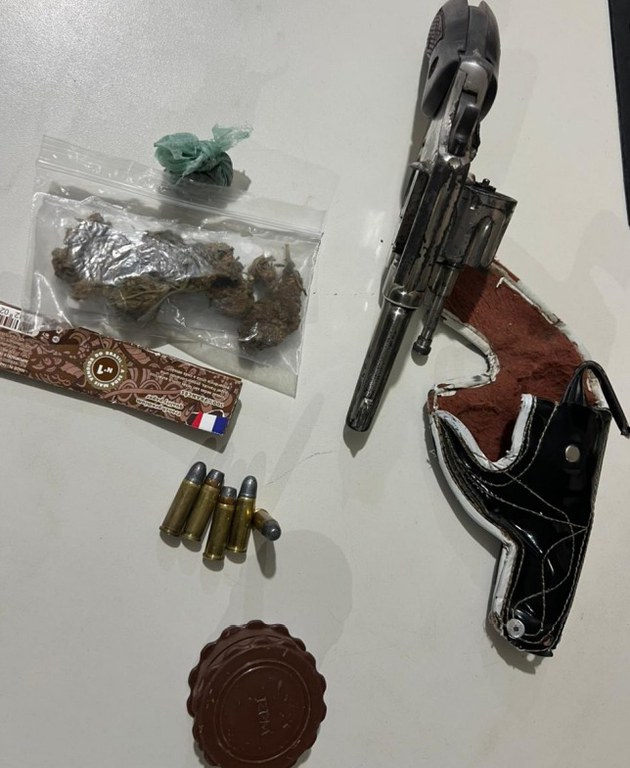 PRF prende condutor por porte ilegal de arma em Picos