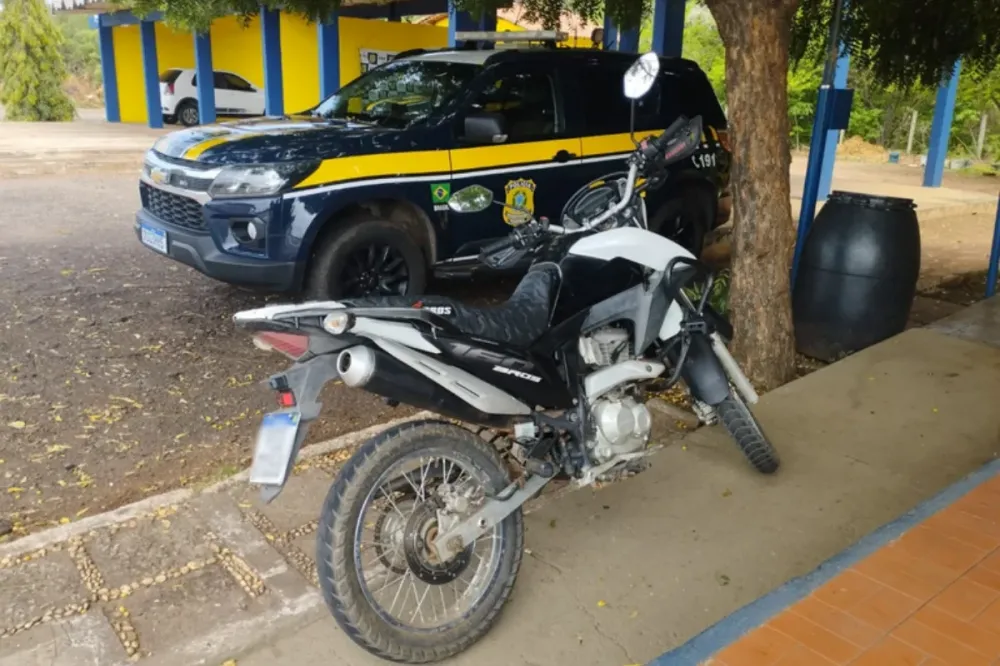 PRF flagra motocicleta adulterada durante fiscalização na BR-316, em Picos