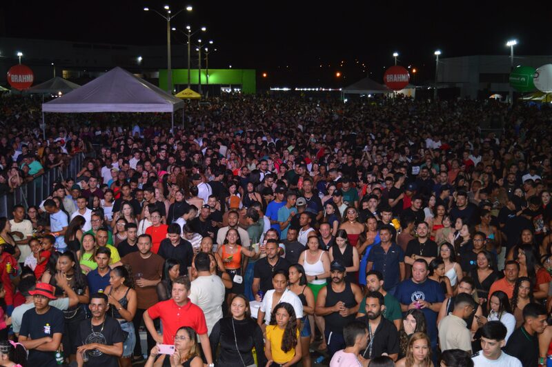 Show em comemoração aos 135 anos de Picos reúne multidão e grandes nomes da música nacional