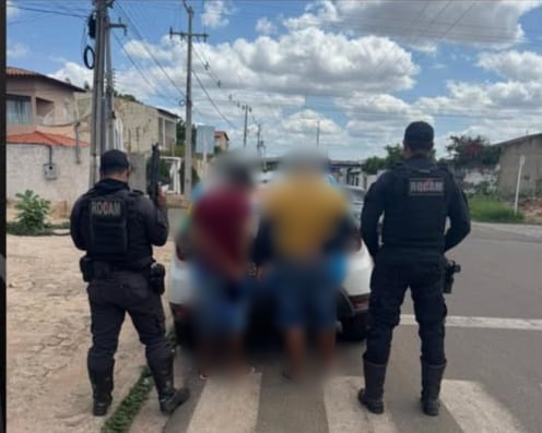 Dupla é conduzida à delegacia por tráfico de drogas e porte ilegal de munição, em Picos